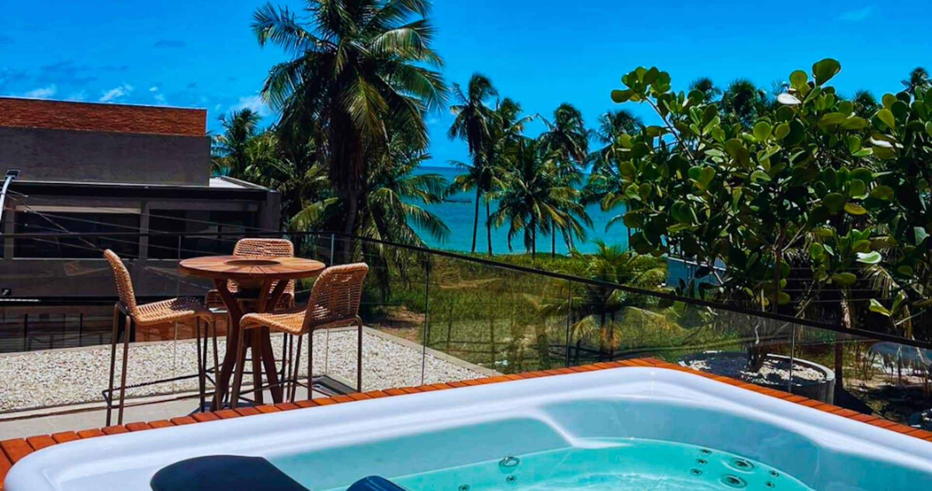 Hidromassagem do rooftop com vista para o mar e para as copas dos coqueiros